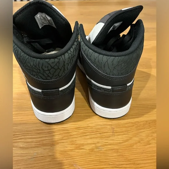 Air Jordan 1 mid SE. these are also brand new. An impulsive purchase from me. - Picture 3 of 5